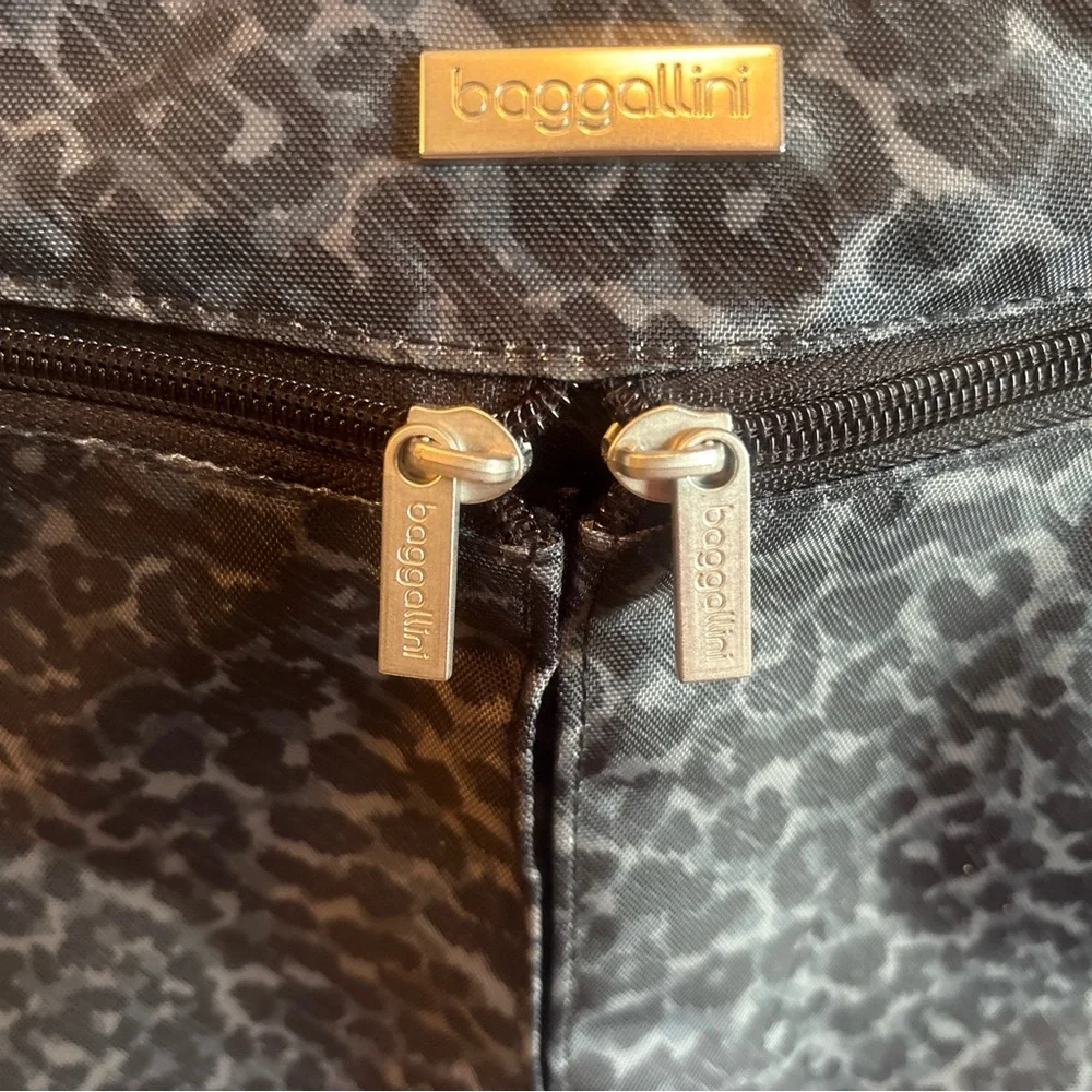 Baggallini cheetah print hobo style with canvas Crossbody strap - Picture 4 of 11